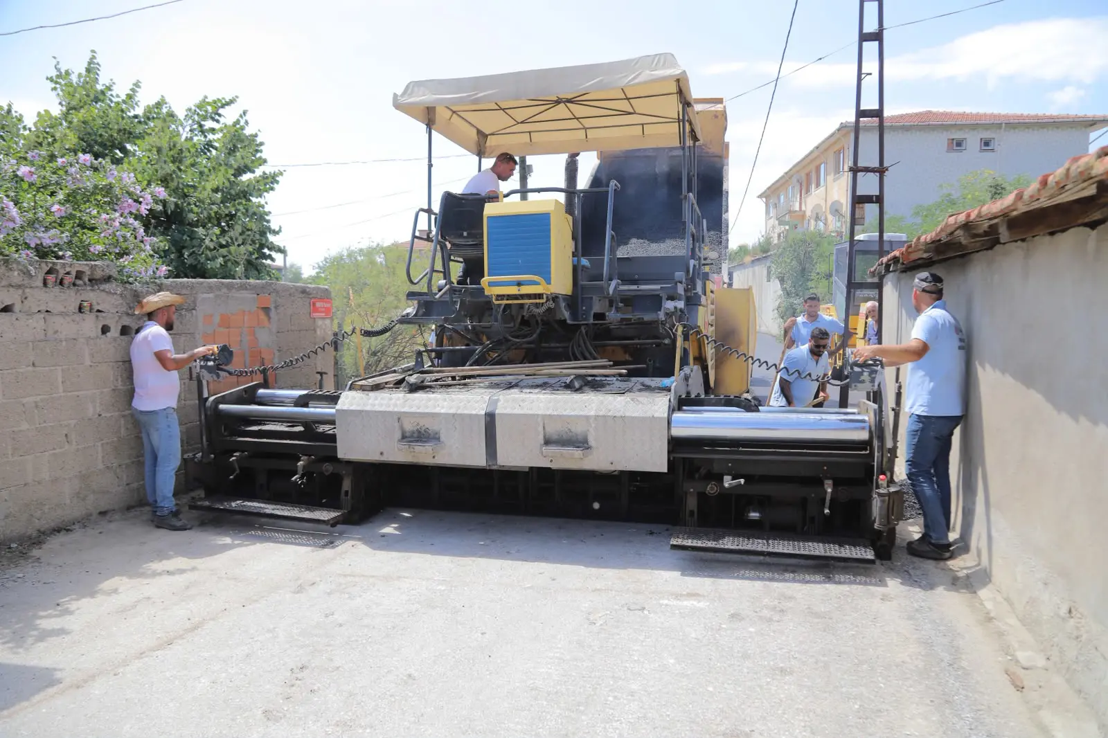 BAŞKAN GENCAN SAHADA: HİZMETİ YERİNDE TAKİP ETTİ, TALEPLERİ DİNLEDİ galeri görseli